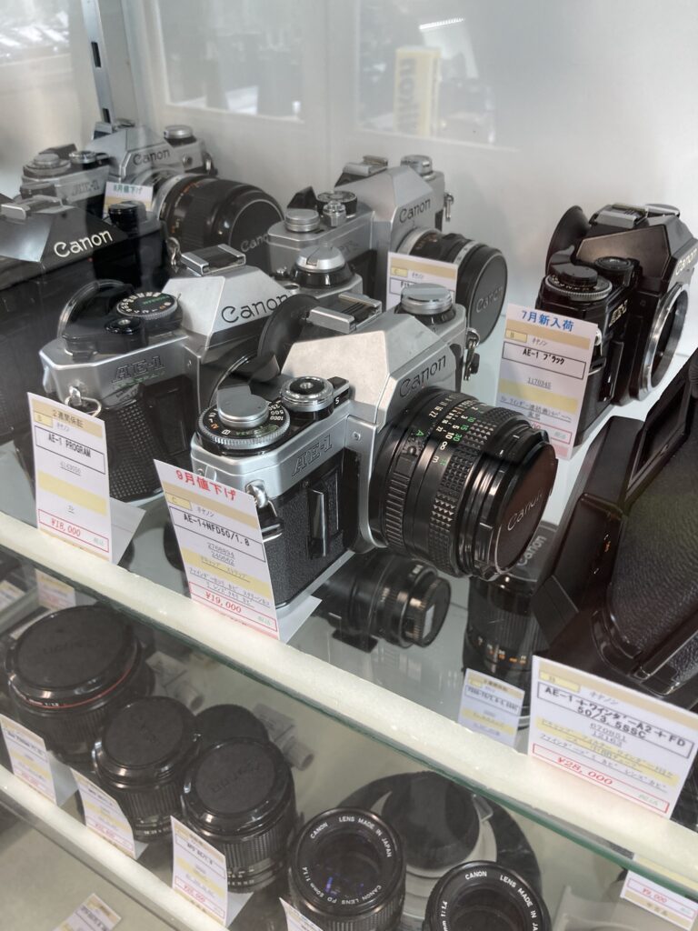 銀座レモン社のショーケースに並ぶCanon AE-1の値札。19,000円・18,000円・28,000円
