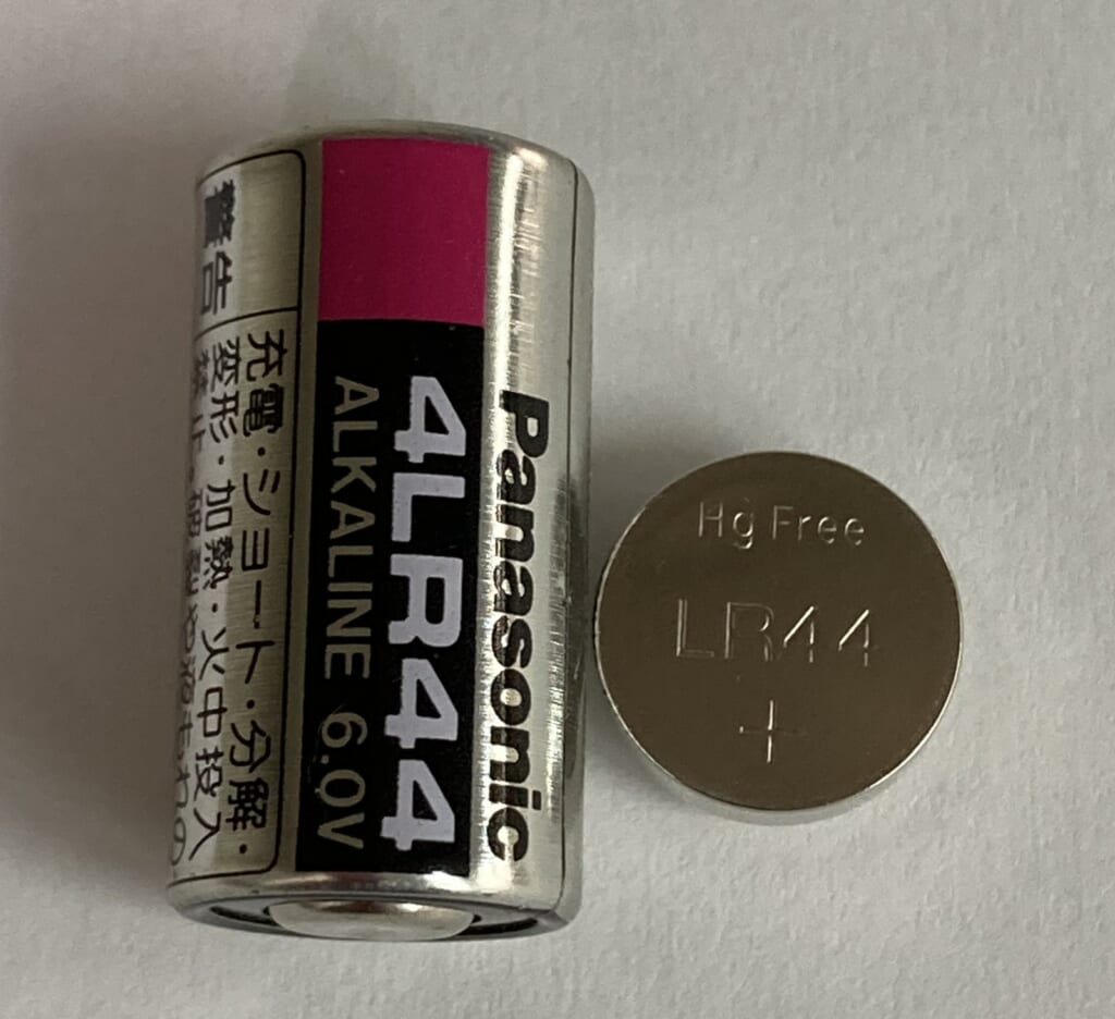 4LR44（6V）とLR44（1.5V）を並べた写真。大きさがまったく違う