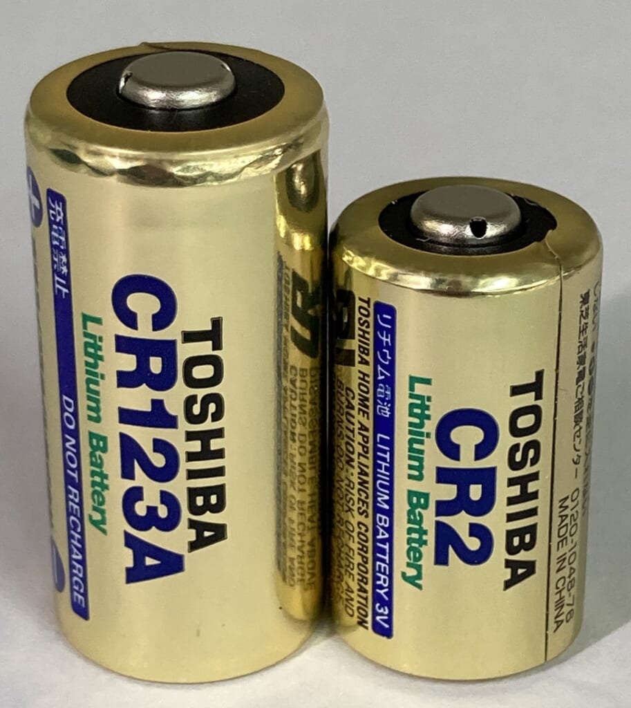 CR123AとCR2を並べた写真。どちらも3Vのリチウム電池だが大きさが違う
